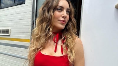 Sinem Kobal, yine setten paylaşım yaptı! Kırmızı mini elbiseli karesi çok beğenildi