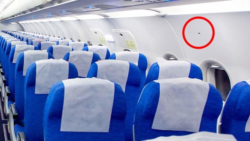 Uçak pencerelerinin üzerinde bulunan üçgen işaretinin anlamı bakın neymiş...