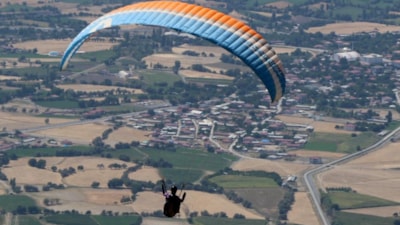 Erzincan'da dağda mahsur kalan paraşütçü kurtarıldı