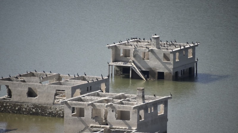Zonguldak'ta Kızılcapınar Barajı'nda sular çekilince, yapılar gün yüzüne çıktı