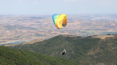 Tekirdağ'daki yamaç paraşütü tutkunları Uçmakdere'den süzülüyor