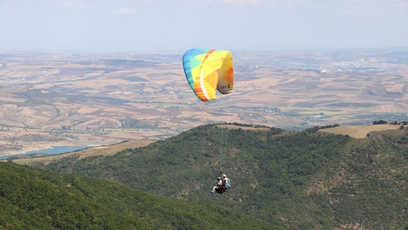 Tekirdağ'daki yamaç paraşütü tutkunları Uçmakdere'den süzülüyor
