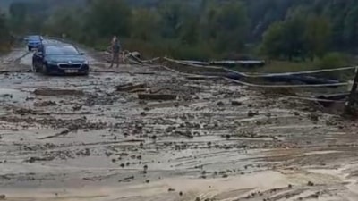 Zonguldak'ta yağış sonrası yola çamur aktı
