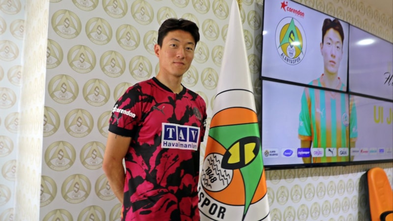Alanyaspor'da Ui-Jo Hwang için imza töreni yapıldı