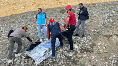 Erzincan'da dağlık alana zorunlu iniş yapan yamaç paraşütçüsü kurtarıldı