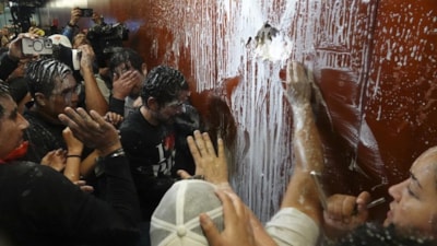 Meksika'da halk Senato’yu bastı