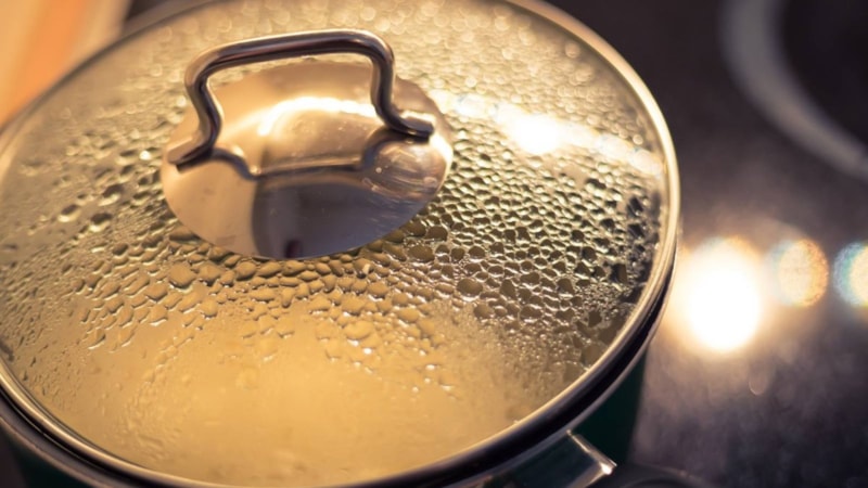 Sıkışan tencere kapağı nasıl açılır? Meğer çok basitmiş...