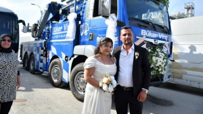Manisa'da çalıştığı vinci gelin arabası yaptı
