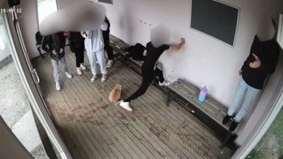 Çanakkale'de gençler, durağa tekme ve yumruk atarak zarar verdi