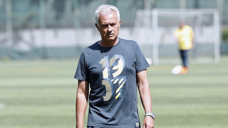 Fenerbahçe'de sol bek ve stoper ocak ayına kaldı