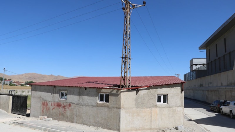 Hakkari'de elektrik direği tekstil atölyesinin içinde kaldı