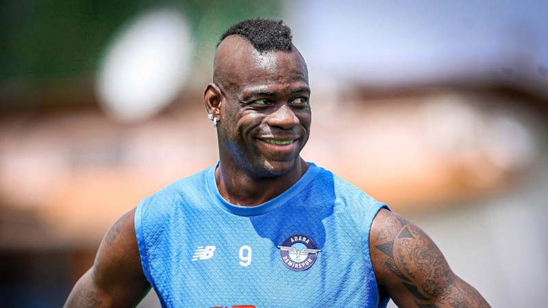 Mario Balotelli'den transfer dedikodularına yanıt