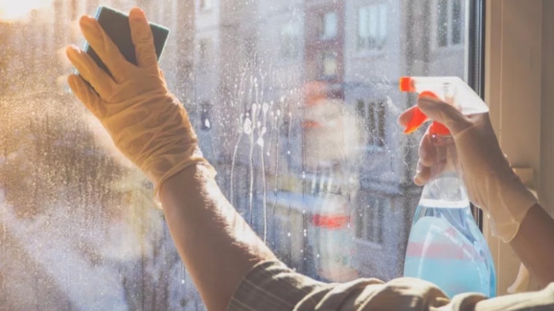 Camlara bir kez sıkın, çamur lekesi tutmayacak...