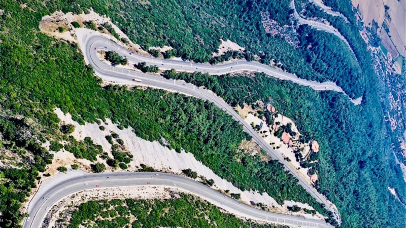 Usta şoförler bile titriyor: Tam 8 virajı var! İnmesi de çıkması da yürek istiyor...