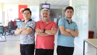 İstanbul'da eşinin isteğini yerine getirdi: 24'üncü üniversitesini oğullarıyla okuyacak