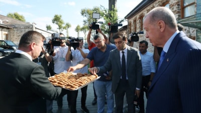 Cumhurbaşkanı Erdoğan’dan gazetecilere kandil simidi ikramı