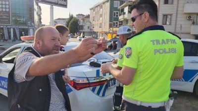 Düzce'de kasksız yakalanan motosikletli: Bana ceza yazmayın, alo desem 10 kask gelir