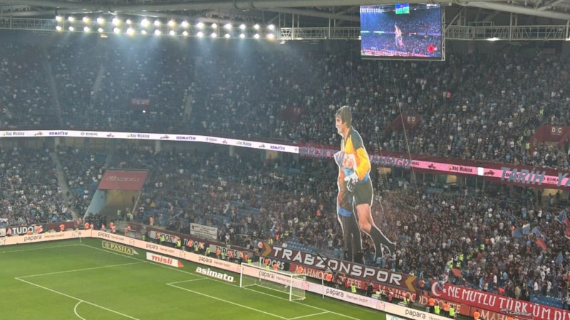 Trabzonspor taraftarından Şenol Güneş'e özel koreografi