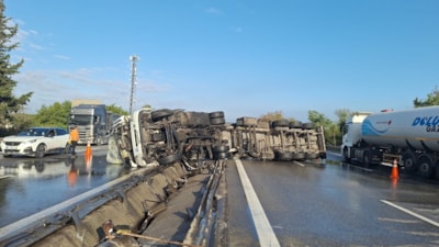 Sakarya'da glikol yüklü tanker devrildi