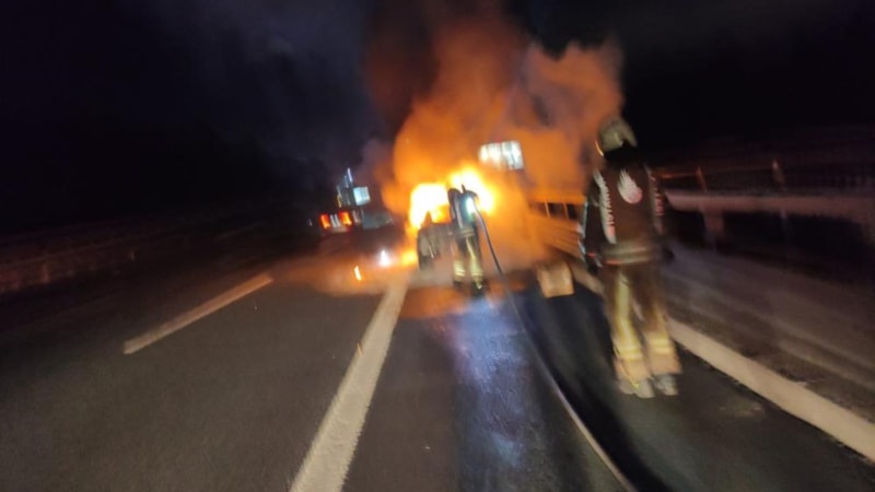 Çekmeköy'de seyir halindeki otomobilde yangın