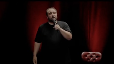 Komedyen Özgür Turhan, İzmir'deki kötü kokuyu mizahına taşıdı