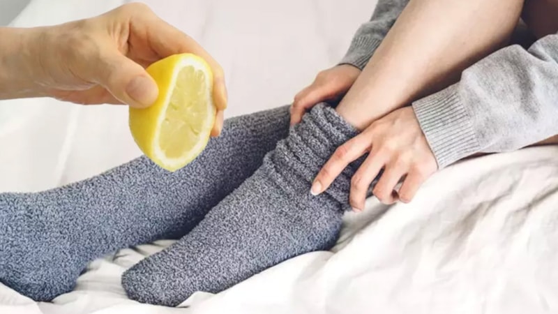 Çoraplara limon sıkmak bakın ne işe yarıyor...