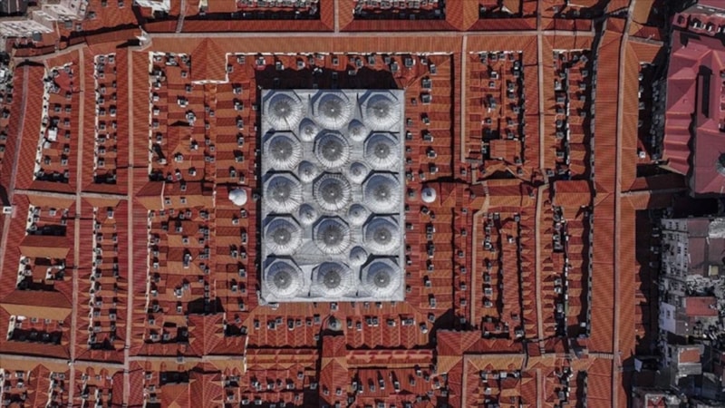 Kapalıçarşı'nın yenilenen çatısında turist akını: İstanbul'u keşfediyorlar