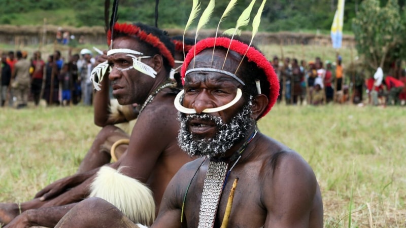 Onlar dünyanın en tehlikesi kabilesi! Yabancıları kurban edip kemiklerinden süs yapıyorlar...