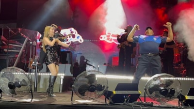 Edirne'de Derya Uluğ'un sahnesinde zabıtadan dans şovu