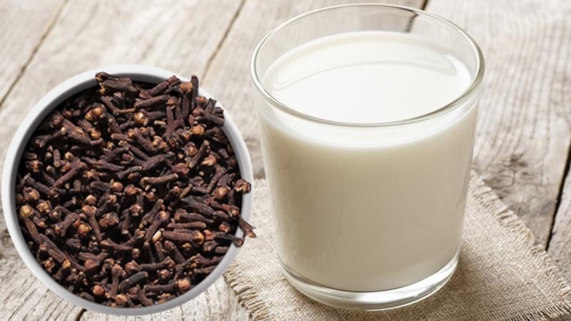 Süte karanfil atıp için, o etkileri garantileyin...