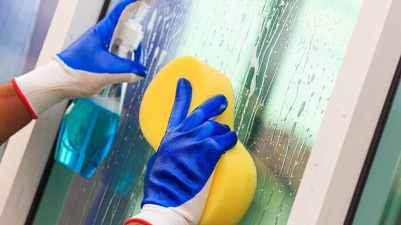 Sadece iki malzeme ile camları ayna gibi parlatın! İşte o doğal karışım...