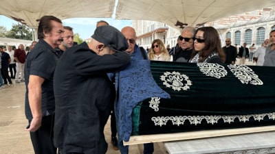 Mazhar Alanson'un kızı Eda Alanson son yolculuğuna Fatih Camisi'nden uğurlandı