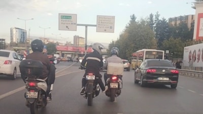 İstanbul'da benzini biten motosikletlinin yardımına koştu