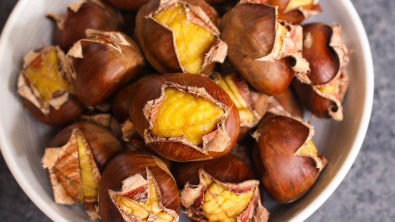 Kebapçı yöntemi: Bunu yaparsanız kestane kabuğu kolayca soyuluyor...