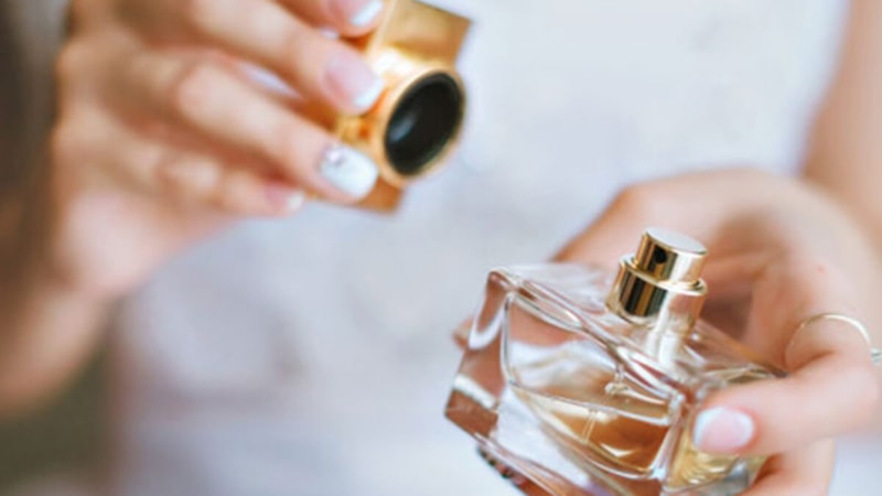 Sadece iki malzeme ile kendi parfümünüzü yapın! İşte adım adım yapmanız gerekenler