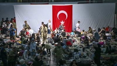 Lübnan'dan ilk tahliye: 558 Türk vatandaşı TCG Bayraktar ile Mersin'de