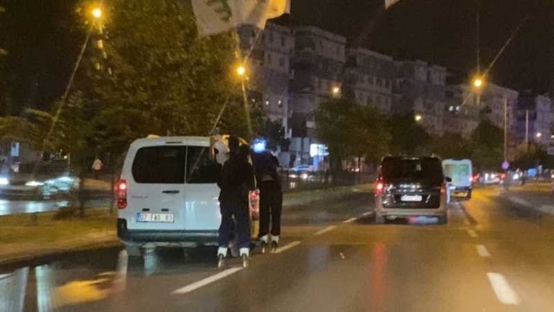 Antalya'da arabaların arkasına takılıp trafiğe çıktılar