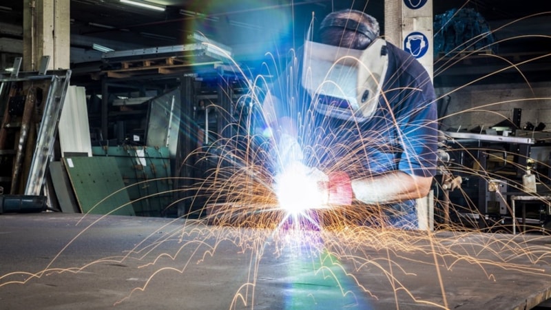 Kalifiye meslek sahipleri, beyaz yakalılardan daha çok kazanıyor