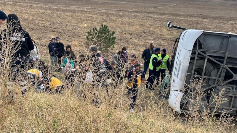 Afyonkarahisar'da turist taşıyan otobüs devrildi: 1'i ağır 20 yaralı