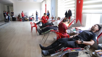 Siirt'te polisler, şehit polis Şeyda Yılmaz'ın anısına Türk Kızılay'a kan bağışladı