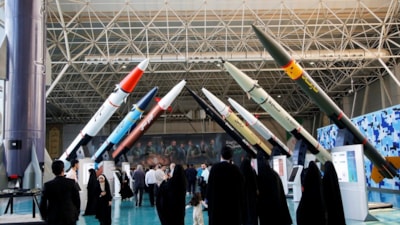 İran, füzelerini ve İHA'larını sergiliyor: Uydu taşıyıcı roketler ve hava savunma sistemleri de var