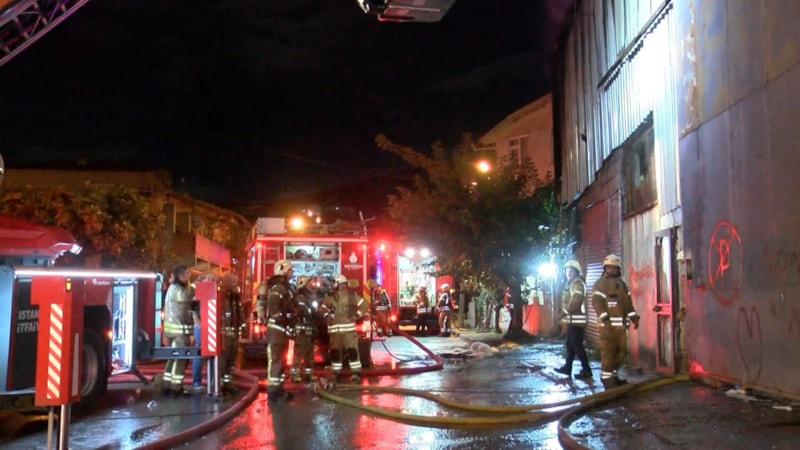 İstanbul'da kimyasal madde deposunda yangın