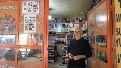 Bursa'da veresiyeden bıkan esnafın bulduğu çözüm: Dükkanın her yerine uyarı yazıları astı