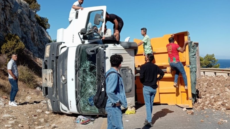 Muğla'da yürekleri ağza getiren kaza: Hafriyat kamyonu, otomobile çarparak devrildi