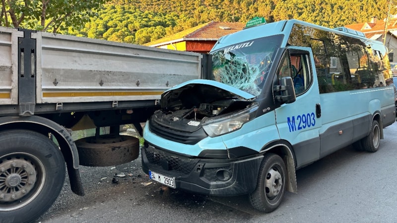 Maltepe'de yolcu minibüsü, park halindeki tıra çarptı: 8 yaralı