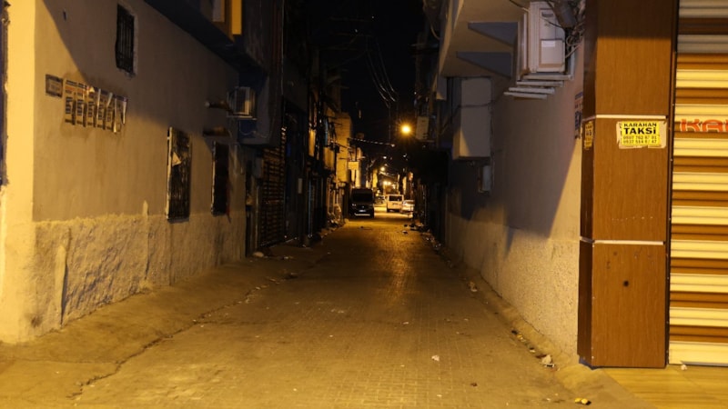 Adana'da karısını ve kayınbabasını vurdu: Kaçarken yakalandı