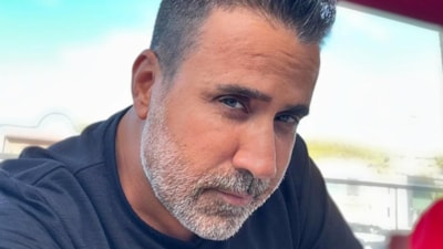 Şarkıcı Emrah oğlu Elyasa ile düet yaptı: 