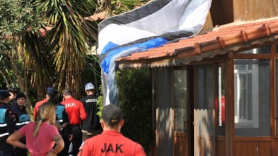 Muğla'da İsviçreli paraşütçü, karakol binasının çatısına düştü