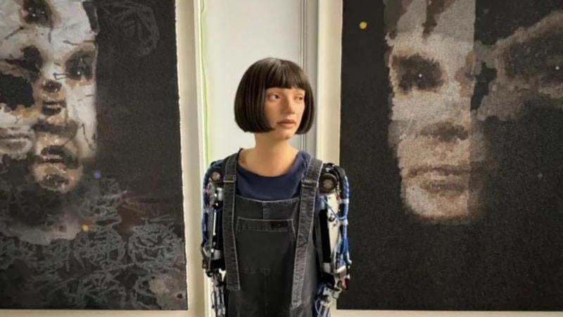 Sanat dünyasında bir ilk! İnsansı robot Ai-Da yaptı, müzayede de satışa çıkıyor...