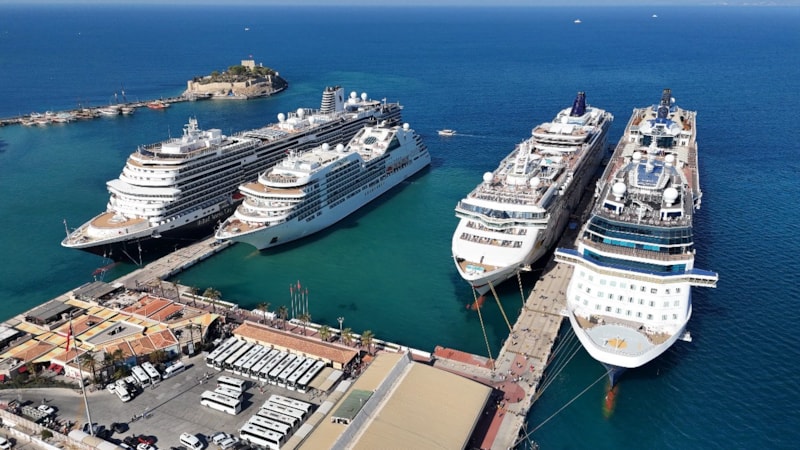 Dev kruvaziyerler Kuşadası Limanı’na demirledi